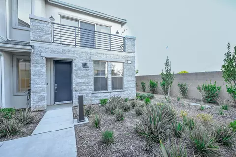 2899 E Tamarind Dr, Fresno, CA 93730