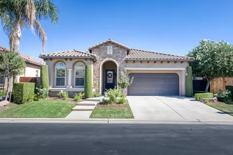 1556 E Via Estrella Dr, Fresno, CA 93730