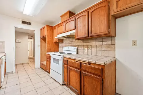 Kitchen - 27592 Avenue 16, Madera, CA 93638 photo 2 of 2