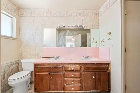 Bath - 27592 Avenue 16, Madera, CA 93638 photo 1 of 2