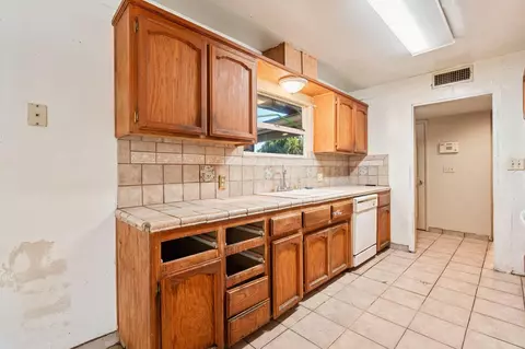 Kitchen - 27592 Avenue 16, Madera, CA 93638 photo 1 of 2