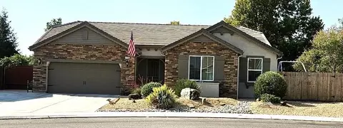 3736 Robinwood Ave, Clovis, CA 93619