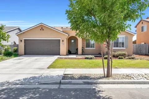 2208 Lake Ct, Kingsburg, CA 93631