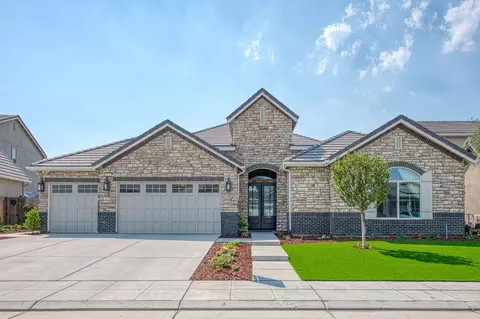 678 Ponderosa Way W, Madera, CA 93636