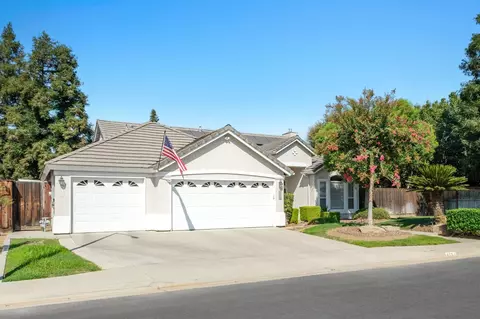 423 W Fallbrook Ave, Clovis, CA 93611