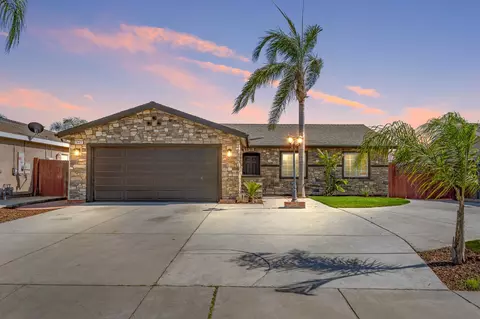 2443 Valley View St, Selma, CA 93662