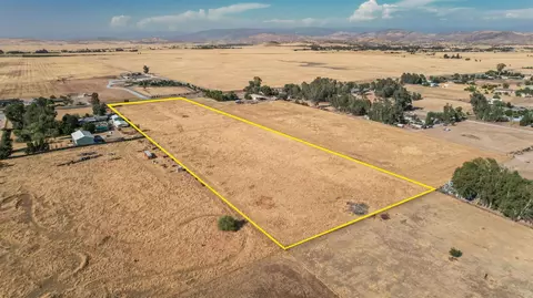 1 E Herndon Ave, Clovis, CA 93619