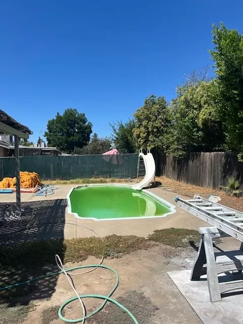 Exterior - 621 W Pat Dr W, Clovis, CA 93612 photo 4 of 4