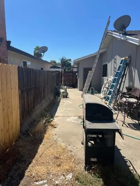 Exterior - 621 W Pat Dr W, Clovis, CA 93612 photo 3 of 4