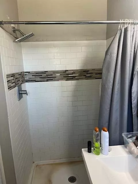 Bath - 621 W Pat Dr W, Clovis, CA 93612 photo 2 of 2
