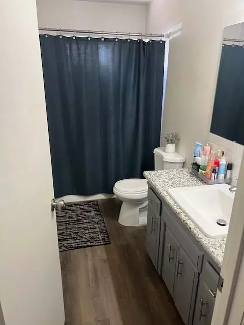 Bath - 621 W Pat Dr W, Clovis, CA 93612 photo 1 of 2