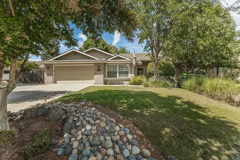 6022 W Howard Ct, Visalia, CA 93277