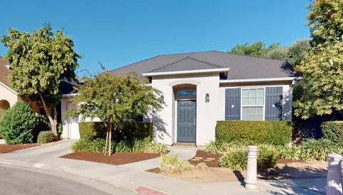 1709 N Serento Ln, Clovis, CA 93619