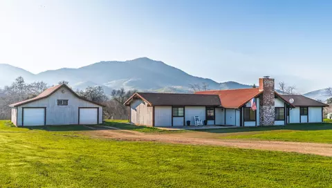 7167 Live Oak Dr, Sanger, CA 93657