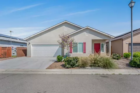 375 Amber Ln, Dinuba, CA 93618