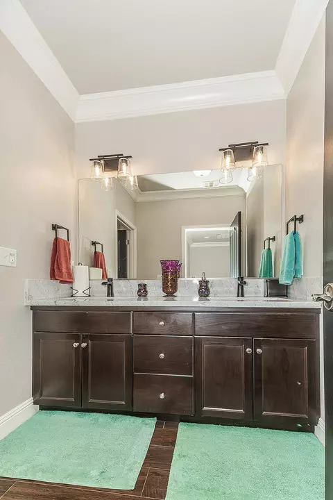 Bath - 986 Encino Ave, Clovis, CA 93619 photo 4 of 5