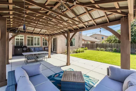 Exterior - 986 Encino Ave, Clovis, CA 93619 photo 4 of 8