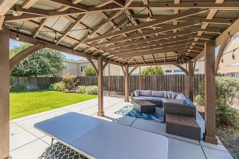 Exterior - 986 Encino Ave, Clovis, CA 93619 photo 5 of 8