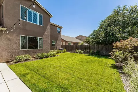 Exterior - 986 Encino Ave, Clovis, CA 93619 photo 6 of 8