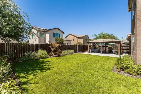 Exterior - 986 Encino Ave, Clovis, CA 93619 photo 8 of 8