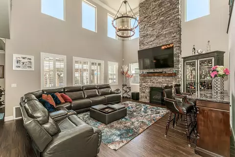 Living - 986 Encino Ave, Clovis, CA 93619 photo 2 of 6