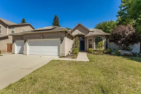 2695 Robinwood Ave, Clovis, CA 93611