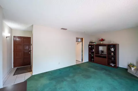 859 11th St, Sanger, CA 93657