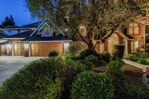 843 E Country View Cir, Fresno, CA 93730