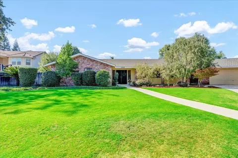 125 W Victor Ct, Visalia, CA 93277