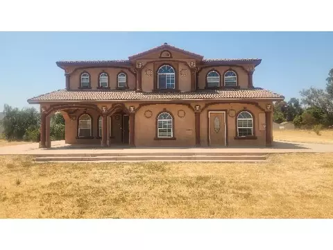 2091 E Nebraska Ave, Dinuba, CA 93618