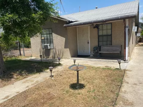 228 9th St, Orange Cove, CA 93646