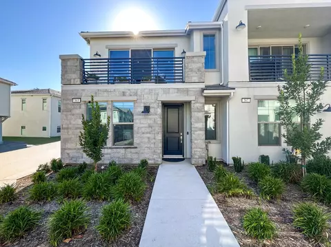 563 N Chapel Hill Ln, Clovis, CA 93612