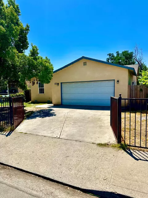 315 S P St, Dinuba, CA 93618