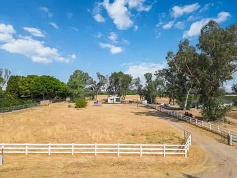 3520 N Bethel Dr, Sanger, CA 93657