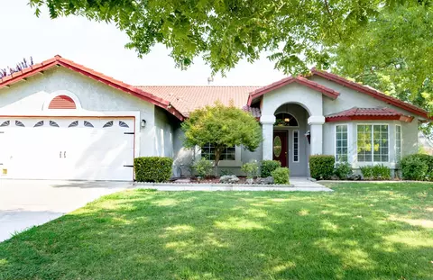 315 S Bordeaux Ave, Kerman, CA 93630