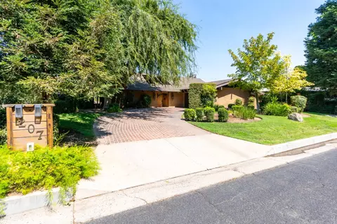 207 Redwood Dr, Madera, CA 93637