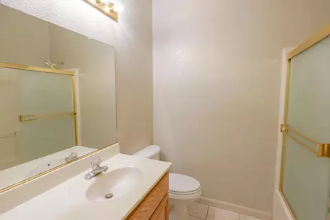 Bath - 6625 River Mesa, Riverbank, CA 95367 photo 1 of 2