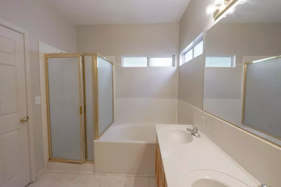 Bath - 6625 River Mesa, Riverbank, CA 95367 photo 2 of 2