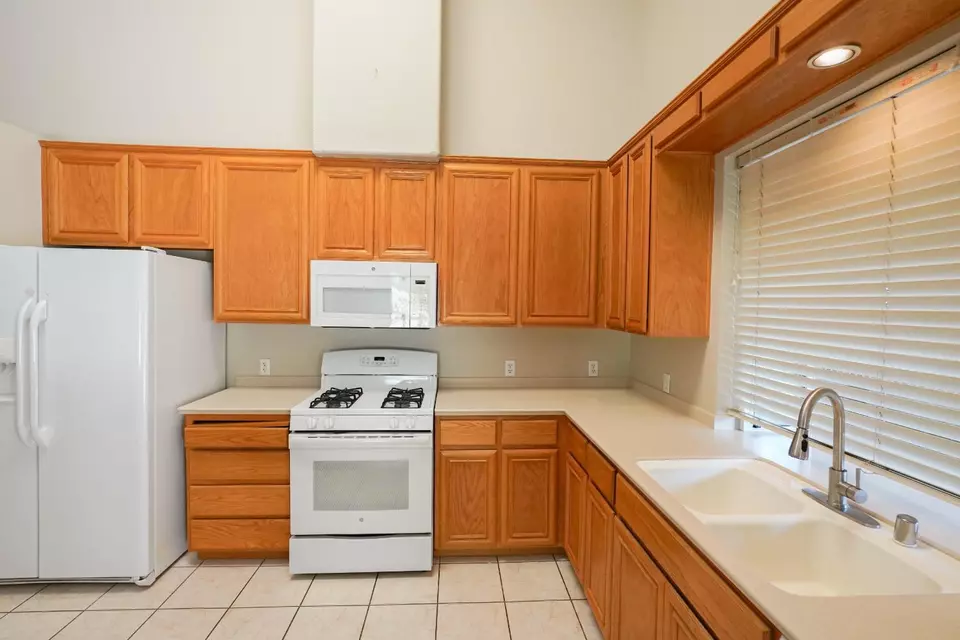 Kitchen - 6625 River Mesa, Riverbank, CA 95367 photo 3 of 3