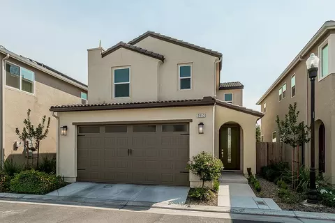 2053 N Rogers Ln, Clovis, CA 93619