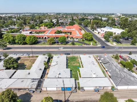 2126 N First St, Fresno, CA 93703