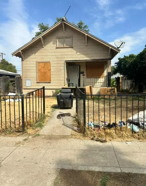 2427 E Tyler Ave, Fresno, CA 93701