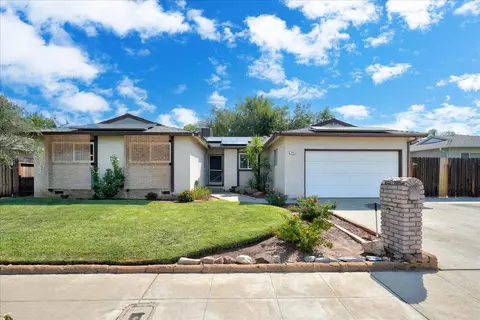 1645 Burgan Ave, Clovis, CA 93611