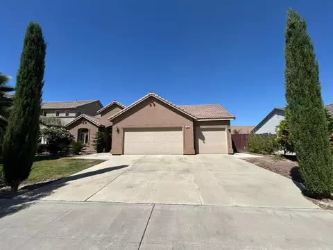 799 S Joseph Ave, Kerman, CA 93630