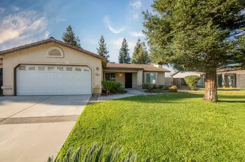 16101 W San Joaquin Ave, Kerman, CA 93630