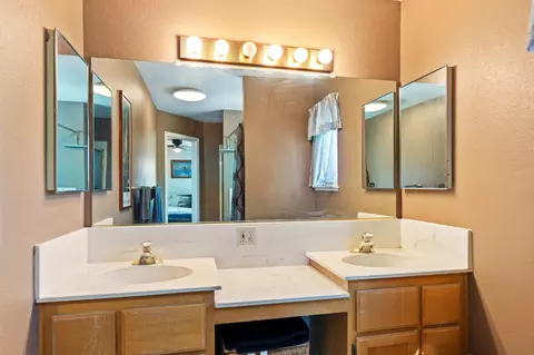 Bath - 35670 Road 603, Madera, CA 93638 photo 2 of 4
