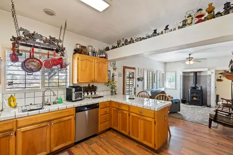 Kitchen - 35670 Road 603, Madera, CA 93638 photo 2 of 2