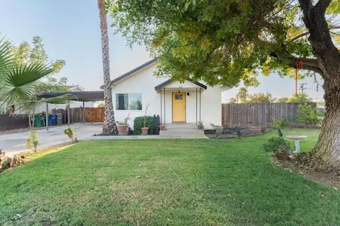 303 5th St, Orange Cove, CA 93646