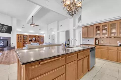 Kitchen - 3139 Hampton Dr, Madera, CA 93637 photo 4 of 5