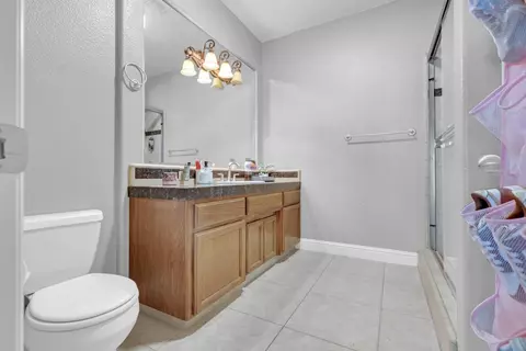 Bath - 3139 Hampton Dr, Madera, CA 93637 photo 3 of 4